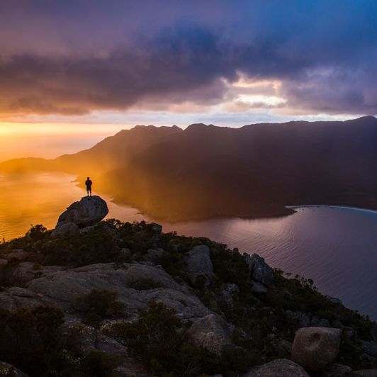 Mod vest finder vi skønne udsigter ved steder som Wineglass Bay.