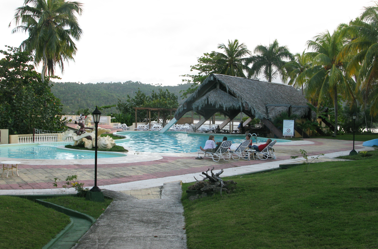 cuba - baracoa - porto santo hotel_pool udsigt