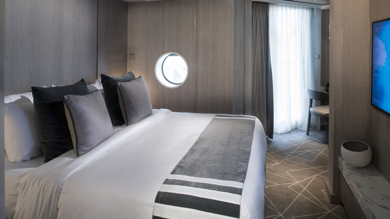 celebrity summit RoyalSuite Bedroom_01
