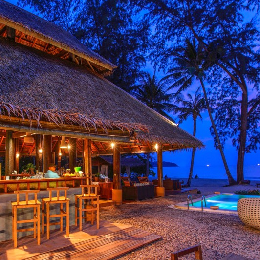 Tinkerbell Resort Bar 01