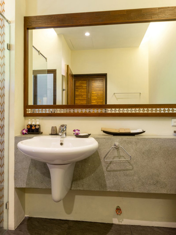 thailand - Wanaburee Resort_Estate Deluxe bathroom_01