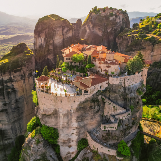 ... mens et af højdepunkterne på turen bogstaveligt talt er de svævende klostre i Meteora ...