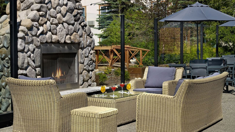 Coast Canmore Hotel Conference Centre 01