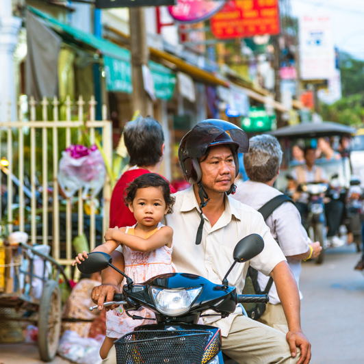 ... og nyder stemningen i byen blandt de lokale.