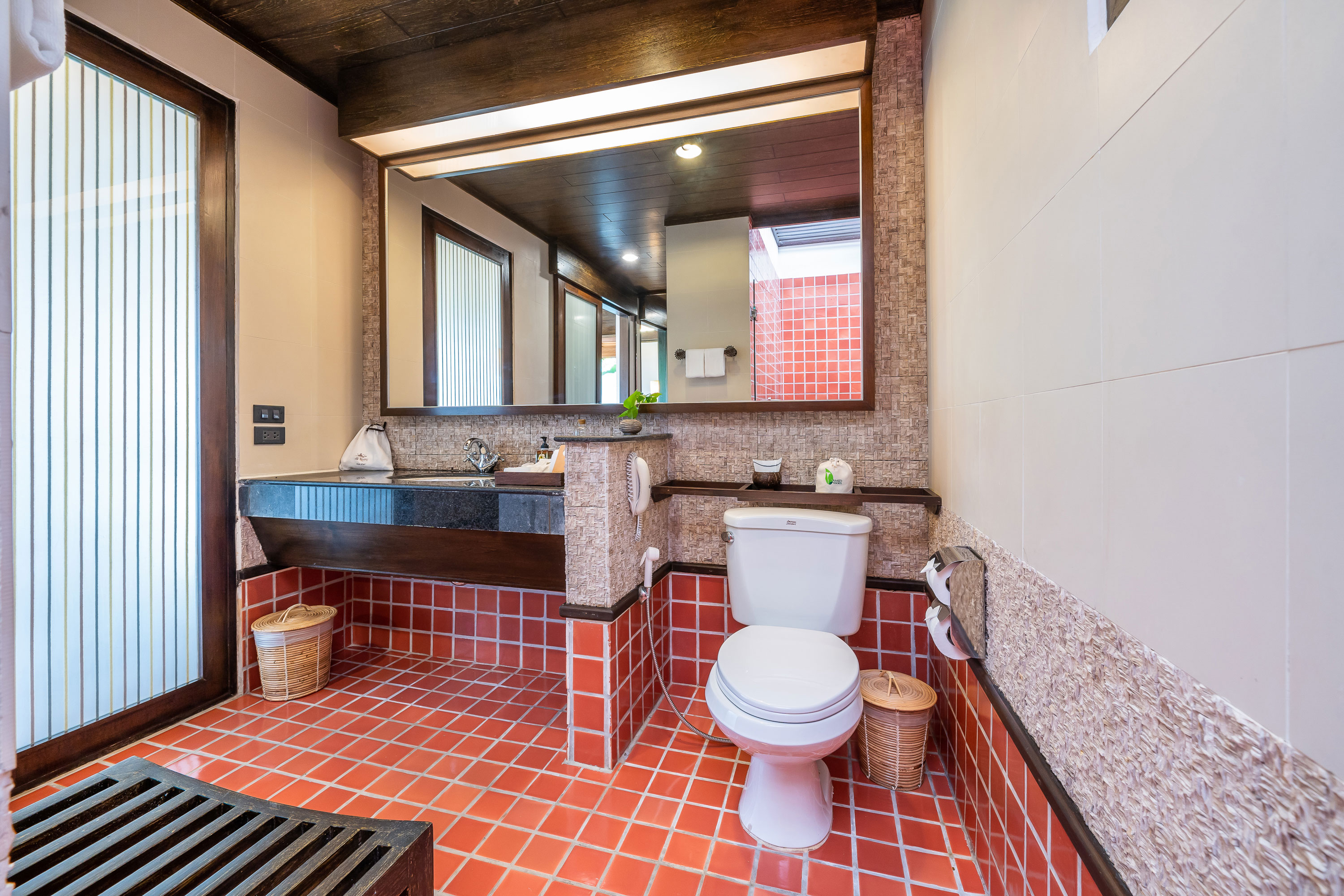 Deluxe Cottage Bathroom