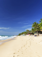 Fodspor langs stranden på Phan Thiet i Vietnam