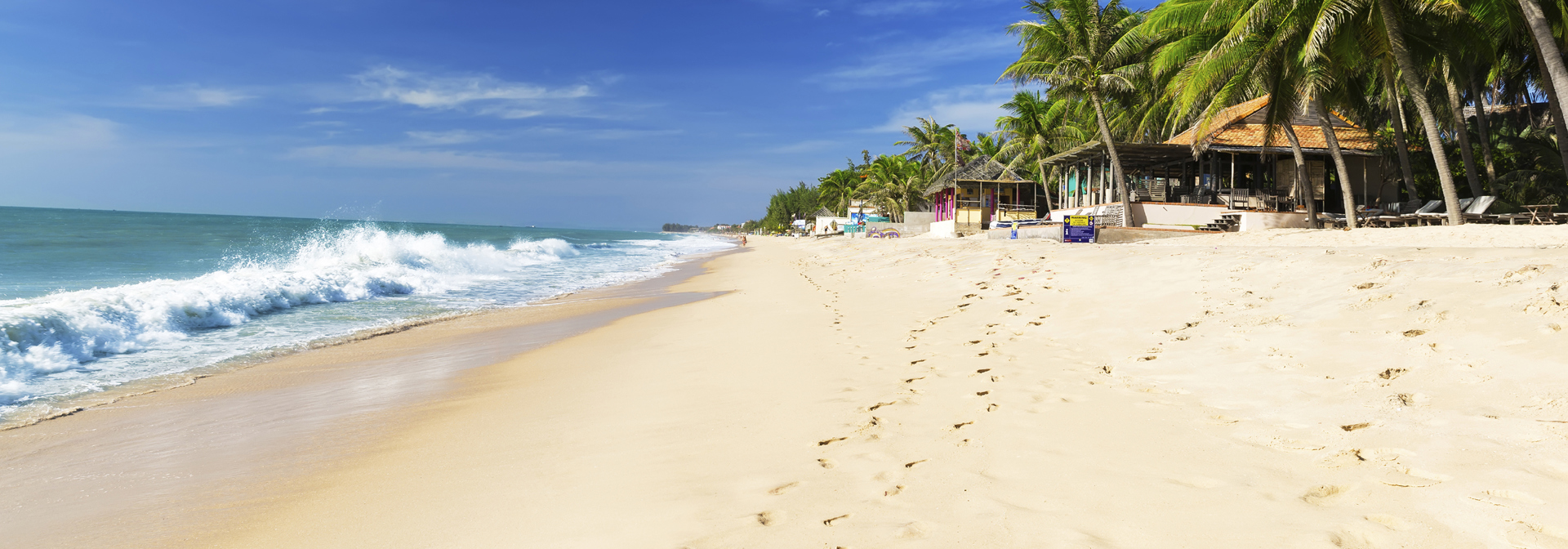 Fodspor langs stranden på Phan Thiet i Vietnam