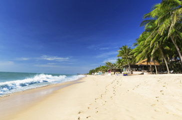 Fodspor langs stranden på Phan Thiet i Vietnam