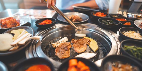 Sydkorea Seoul Korean BBQ Style Restaurant Asian Barbecue Meat And Traditional Pickle Vegetables Kimshi