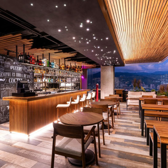 York Luxury Suites Udendoers Bar 01