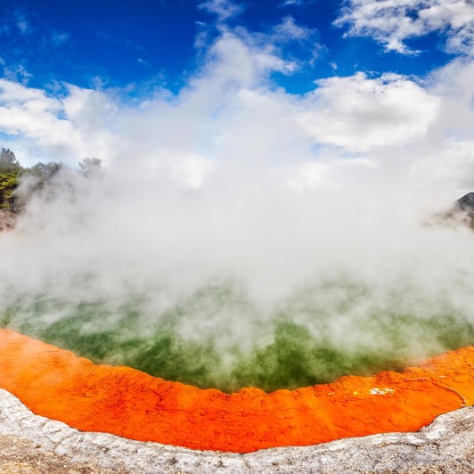 Vi oplever det termiske område ved Rotorua, hvor gejserne har hjemmebane