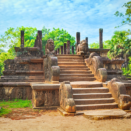 Vi går på opdagelse i Polonnaruwas templer, paladser og buddhaer