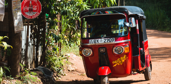 Vi tager en tur i en typisk tuk-tuk