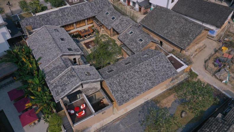 Governor's Mansion Courtyard Oppefra