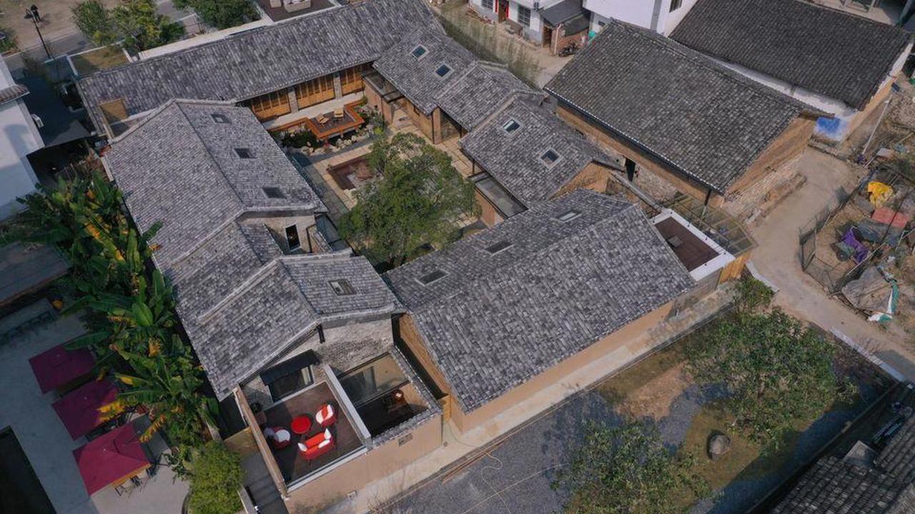 Governor's Mansion Courtyard Oppefra