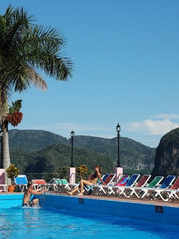 cuba - vinales-dalen - hotel los jaminez_pool_bjerg_udsigt
