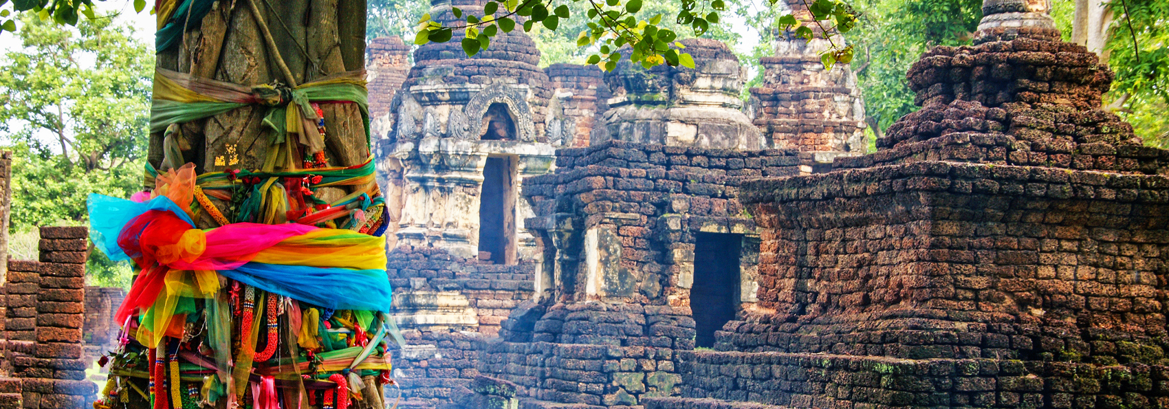 Træ bundet med farverige klæder ved thailandsk tempel