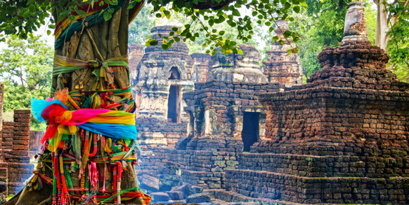 Træ bundet med farverige klæder ved thailandsk tempel