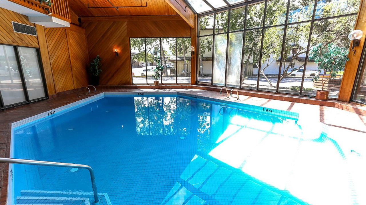 Chateau Jasper Pool 01