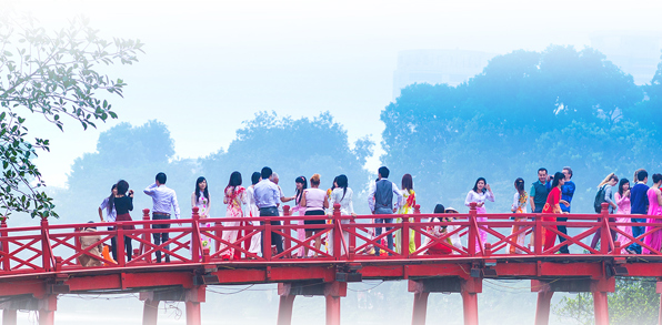Berømt rød bro i Hanoi ved Hoan Kiem floden