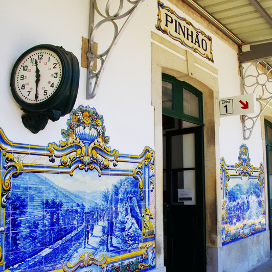 Se togstationens azulejo-belagte facade.