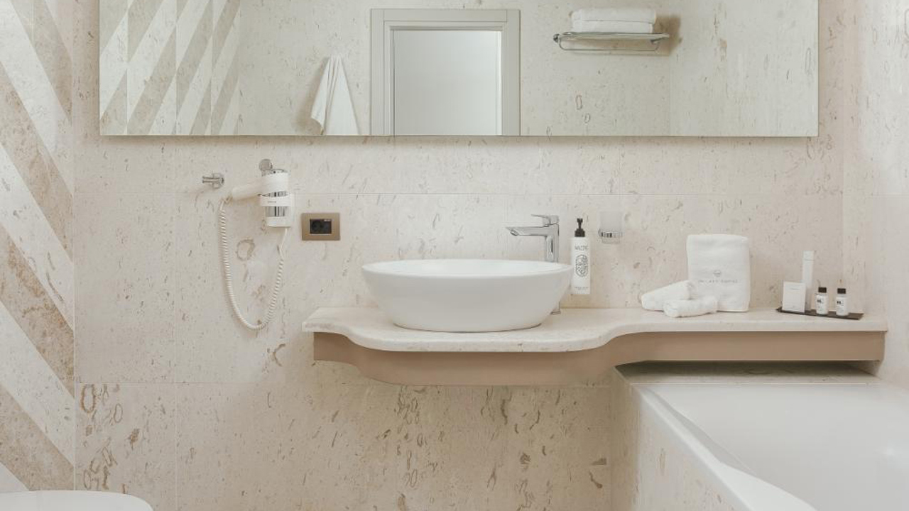 The Lake Hotel Standard Room Toilet 01