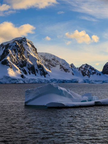 Vel ankommet til Antarktis ser vi bl.a. det smalle stræde Curverville Island med masser af isbjerge.