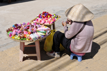 Vietnam - dalat_befolkning_kvinde_gadesaelger_01