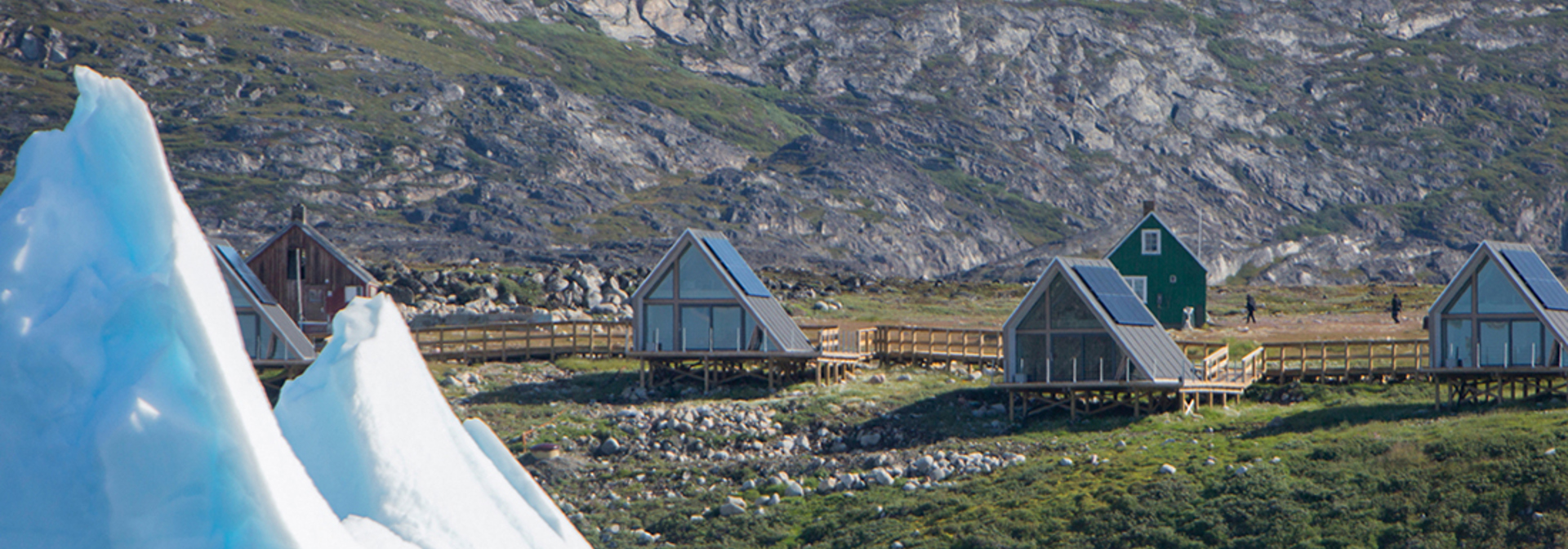 Ilimanaq_lodge__udsigt_til_isbjerge_og_vaerelserne_01