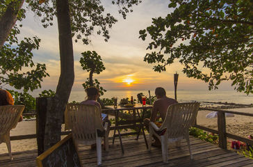 Et par betragter solnedgang på Koh Jum