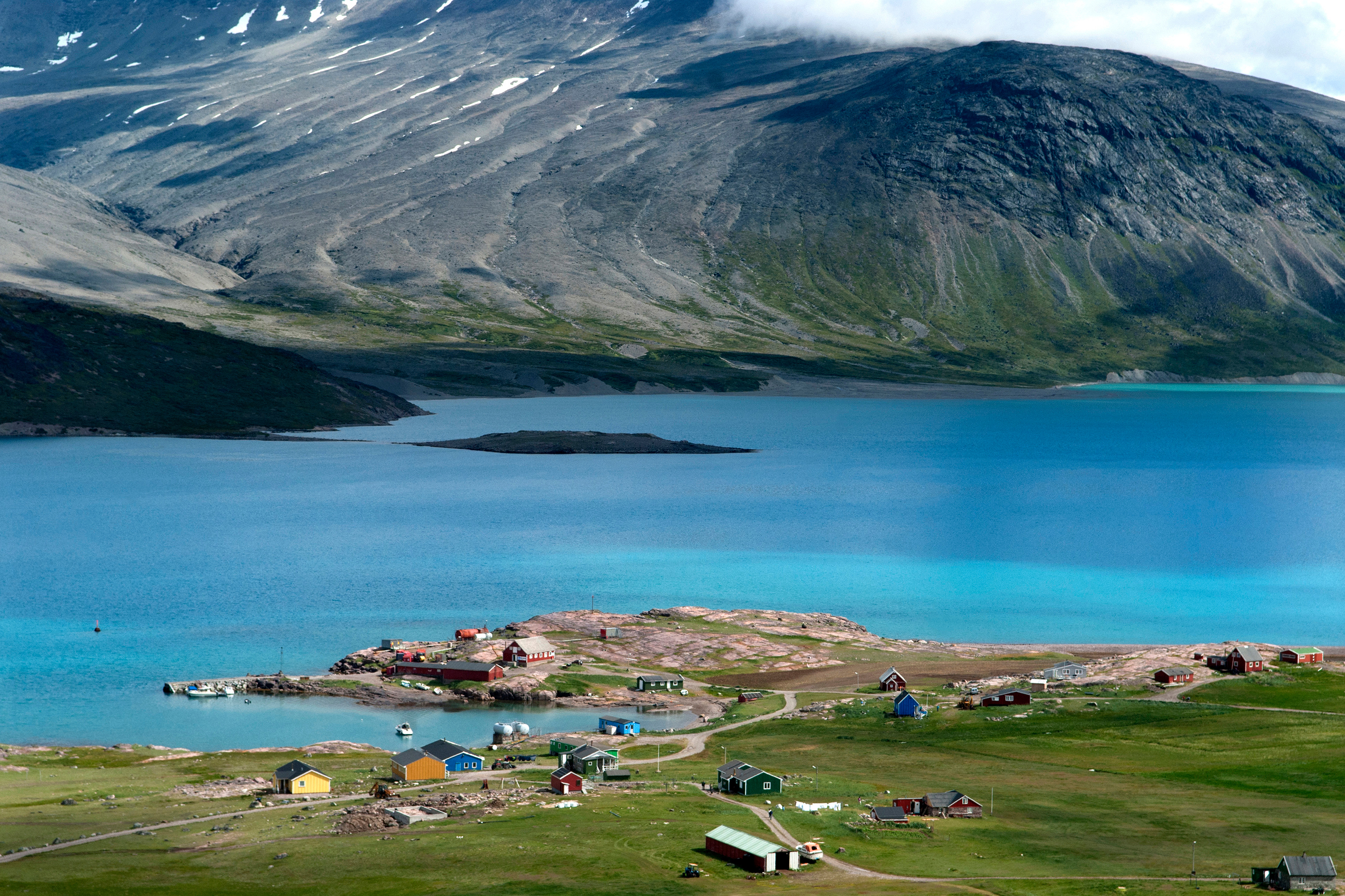 Den lille by Igaliku ligger idyllisk ud til fjorden og er omgivet af fjelde, grønne bakker og fårefarme.