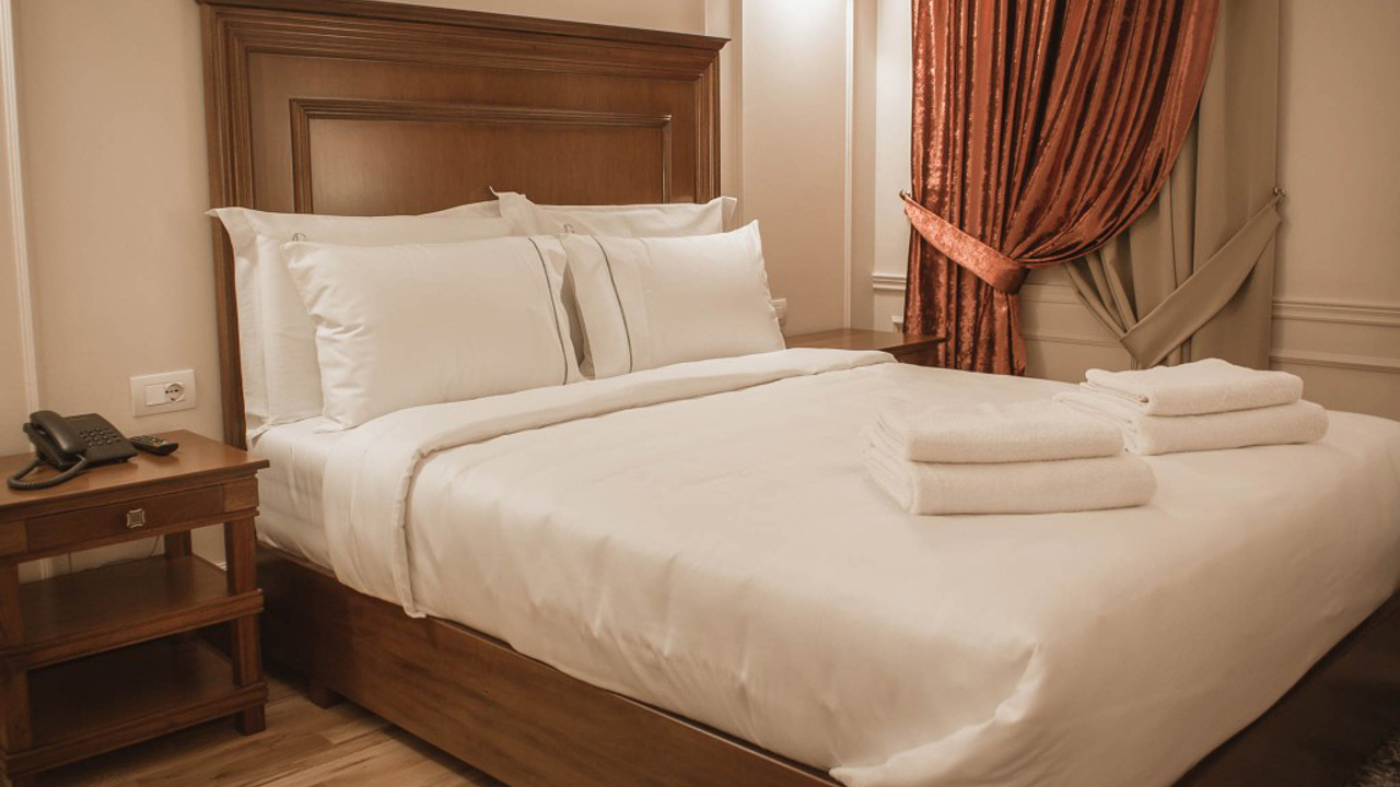 Hotel Opera Double Room 01