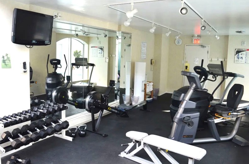 Chateau Victoria Hotel Suites Fitness 01
