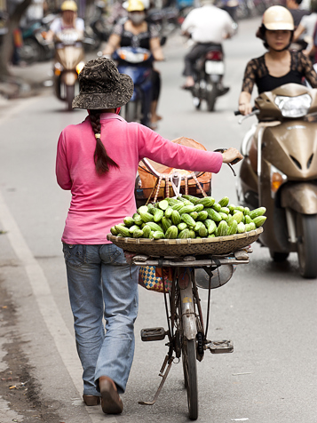 Vietnam - hanoi_befolkning_kvinde cykel_01