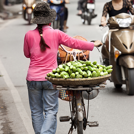 Vietnam - hanoi_befolkning_kvinde cykel_01