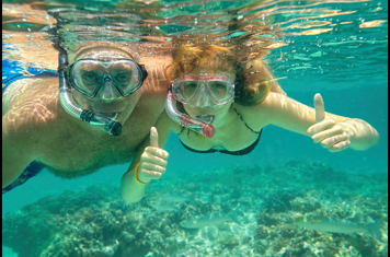 Par der snorkler i Thailands klare vand