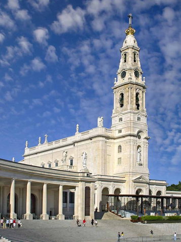 I Fredens By, Fatima, besøger vi pilgrimskirken, som tusindvis årligt valfarter til.