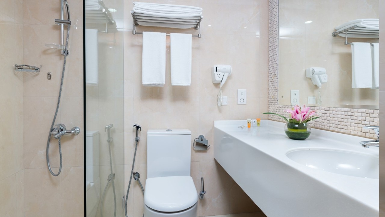 Al Falaj Hotel Bathroom