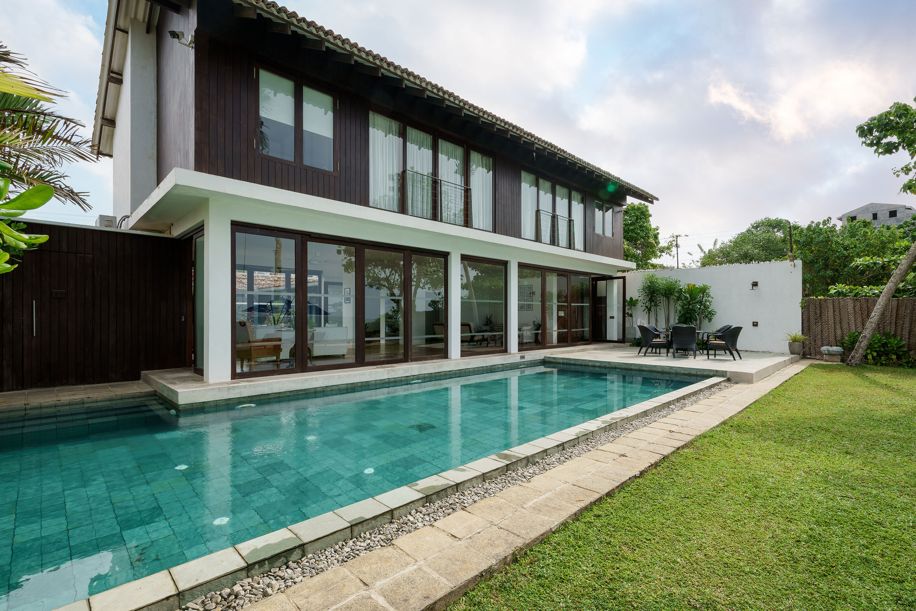 Front View Pool Og Villa