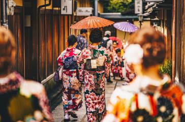 Kvinder Med Papaply Og Kimono