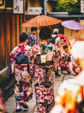 Kvinder Med Papaply Og Kimono
