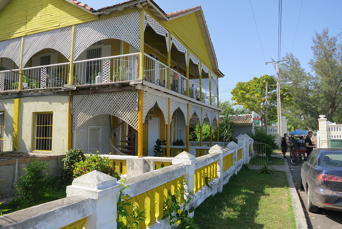 cuba - cienfuegos - cienfuegos casa amarillo_03