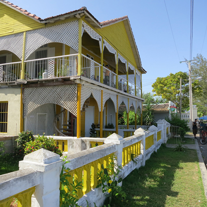cuba - cienfuegos - cienfuegos casa amarillo_03