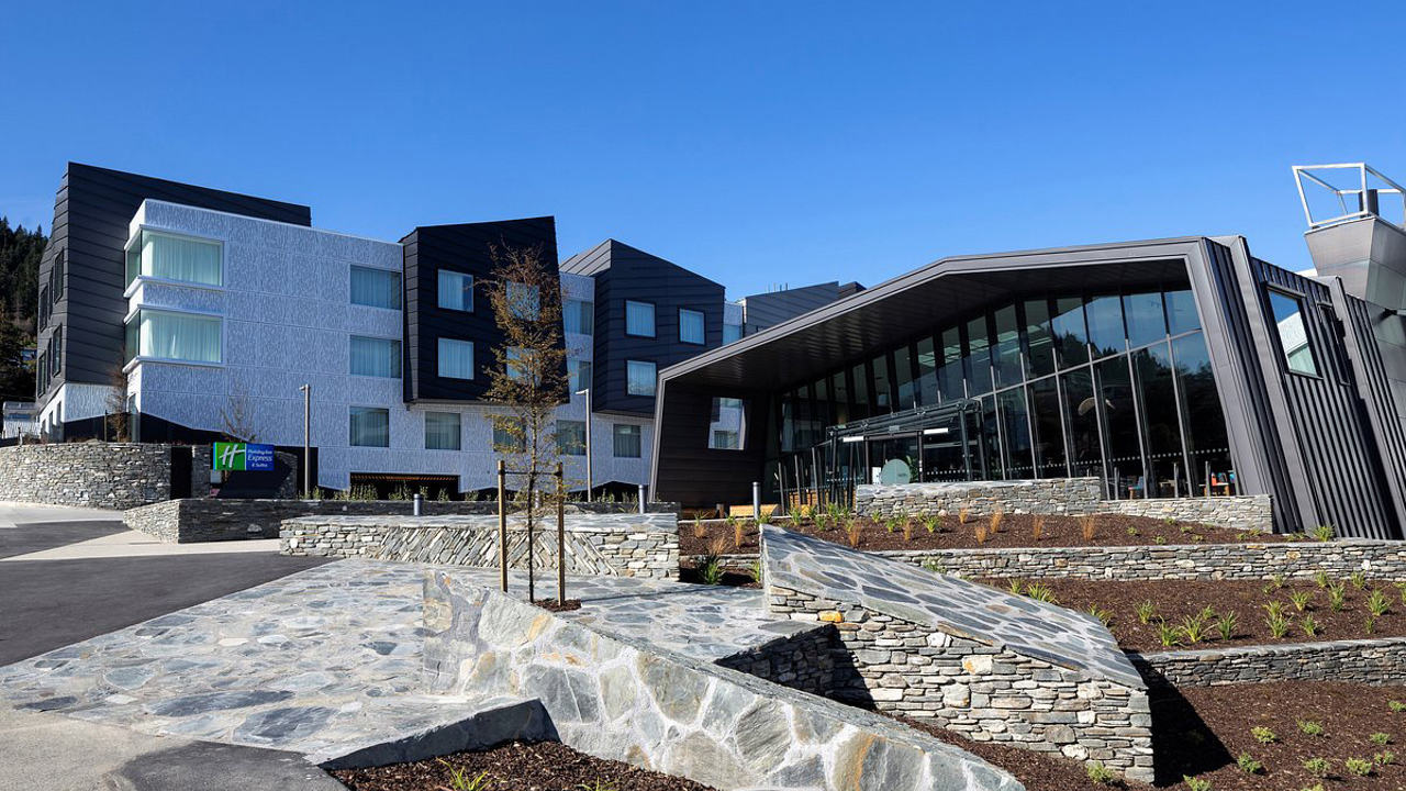 Holiday Inn Express Queenstown New Zealand 02