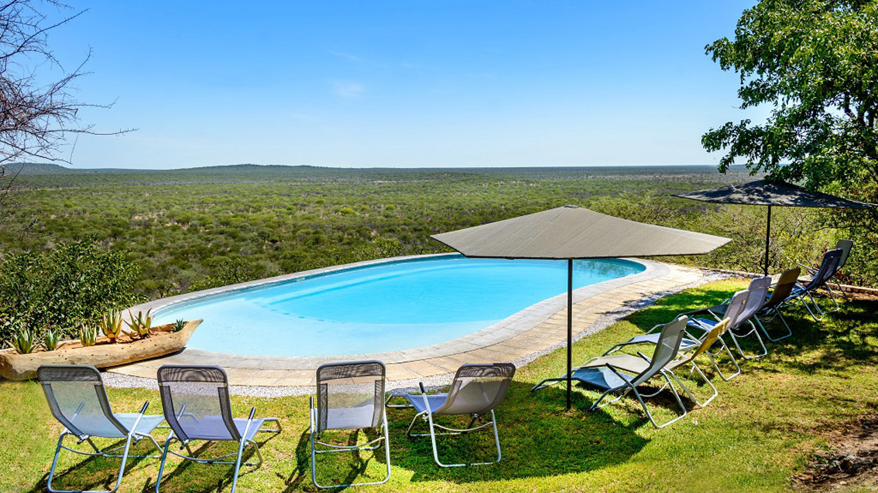 Etosha Safari Lodge pool_01