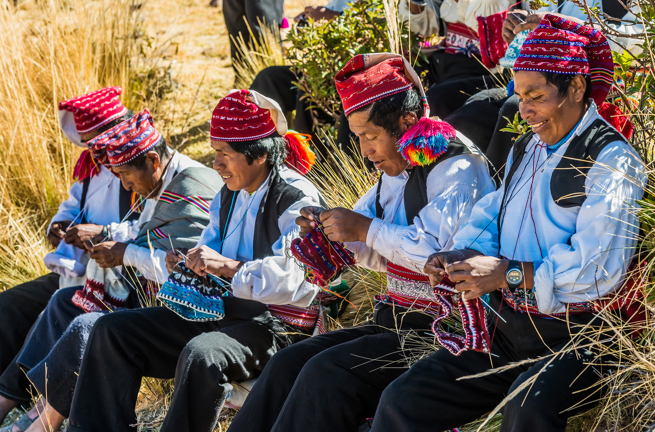 peru - titicaca soeen_taquile_befolkning_mand_strikke_01