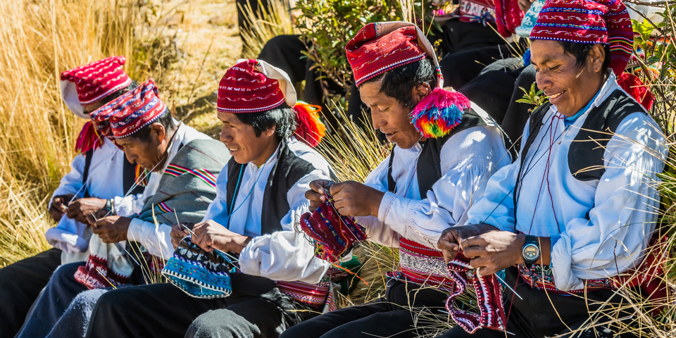 peru - titicaca soeen_taquile_befolkning_mand_strikke_01