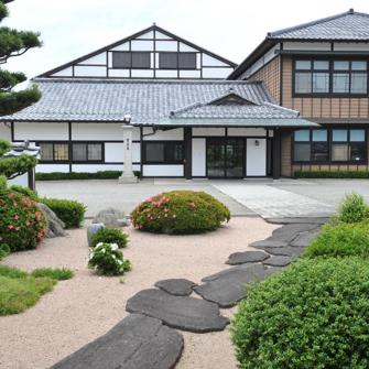Hotel Have Med Hotel Bygning I Baggrunden Hagi No Yado Tomoe