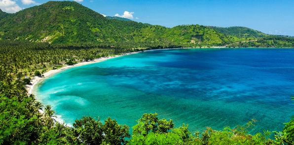 I fortsætter til badebyen Senggigi på øen Lombok.