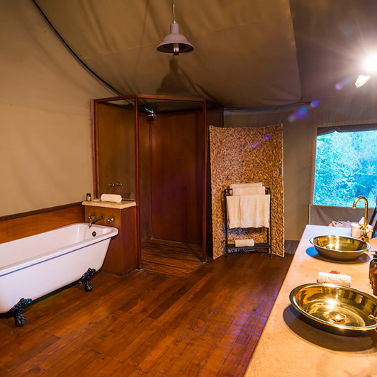 Der er eget badeværelse med badekar i alle teltene